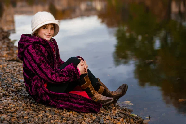 Jolie Petite Fille Jouant Jour Automne Enfants Heureux Amusant Dans — Photo