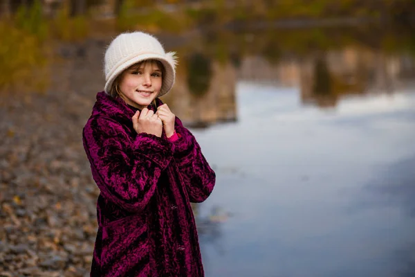 Jolie Petite Fille Jouant Jour Automne Enfants Heureux Amusant Dans — Photo