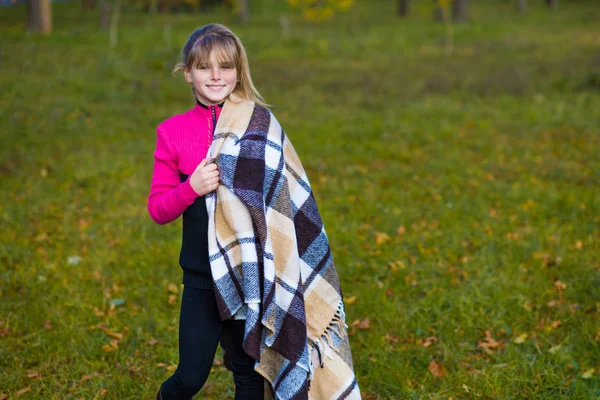 Щаслива Маленька Дівчинка Вкрита Ковдрою Йде Восени — стокове фото