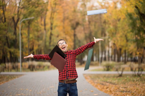 ヤングはその渡された試験学生幸せを興奮させた 手を上げる男 — ストック写真