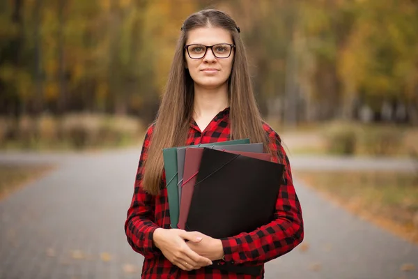 Młoda Kobieta Uśmiechający Się Student Folderów Wykształcenie Wyższe — Zdjęcie stockowe