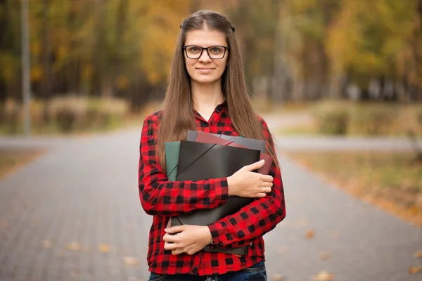 Unga Leende Student Kvinna Med Mappar Universitetsutbildning — Stockfoto