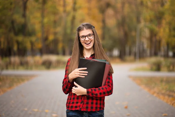 College Student Tjej Utomhus Porträtt Leende Student Flicka Glasögon — Stockfoto