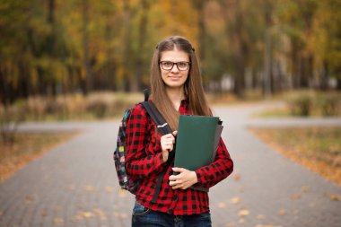 Öğrenci Park sırt çantası ile. Güzel öğrenci kız kapatın. Yaşam tarzı kavramı