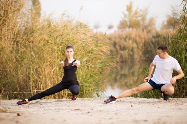 Germe egzersizleri yapmak imge-in çift arkadaş Park açık havada sevgi dolu güçlü fitness spor.