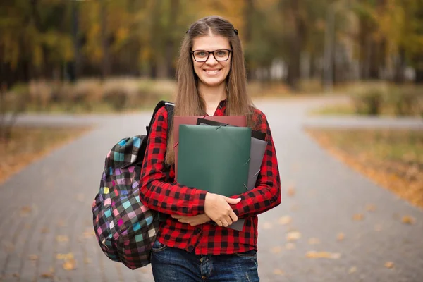 公園でバックパックを持つ学生 美しい学生の女の子をクローズ アップ ライフ スタイルのコンセプト — ストック写真