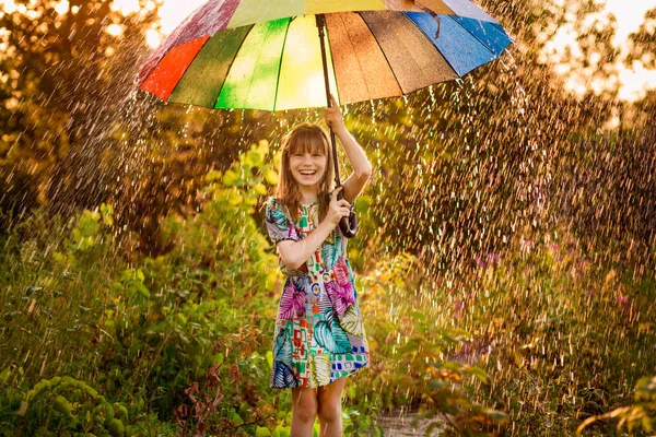 Menina Feliz Passeio Com Guarda Chuva Multicolorido Sob Chuva Outono — Fotografia de Stock