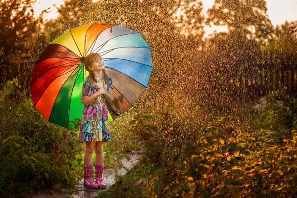 Menina Feliz Passeio Com Guarda Chuva Multicolorido Sob Chuva Outono — Fotografia de Stock