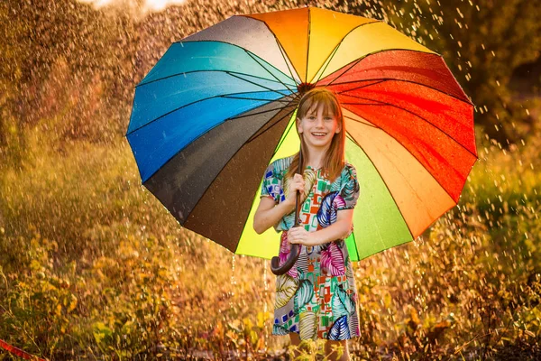 Menina Feliz Passeio Com Guarda Chuva Multicolorido Sob Chuva Outono — Fotografia de Stock