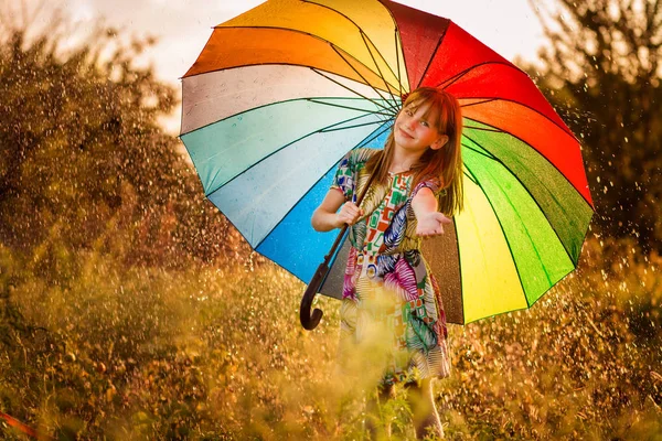 Щаслива Дівчинка Гуляє Різнокольоровою Парасолькою Під Осіннім Дощем — стокове фото