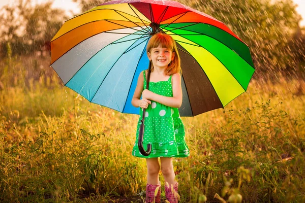 Szczęśliwe Dziecko Dziewczynka Chodzić Wielobarwny Parasol Deszczu Jesienią — Zdjęcie stockowe