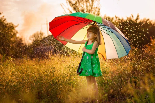 Ευτυχισμένο Παιδί Κορίτσι Πόδια Πολύχρωμη Ομπρέλα Κάτω Από Φθινοπωρινή Βροχή — Φωτογραφία Αρχείου