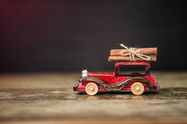 Oyuncak araba ve tarçın siyah Noel kartı