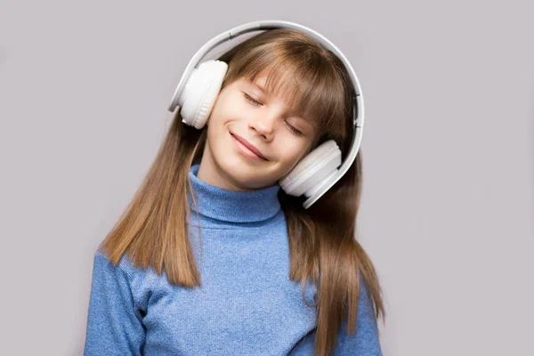 Garota Energia Com Fones Ouvido Ouvindo Música Com Olhos Fechados — Fotografia de Stock