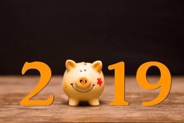 2019 mutlu yeni yıl metin üzerinde koyu arka plan, metin, yeni yıl şablonu için kopya yer ile banner ile komik piggy banka
