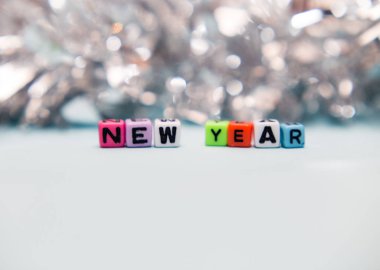 Arka plan 2019 metin yeni yıl üzerinde renkli küpler yumuşak ışık