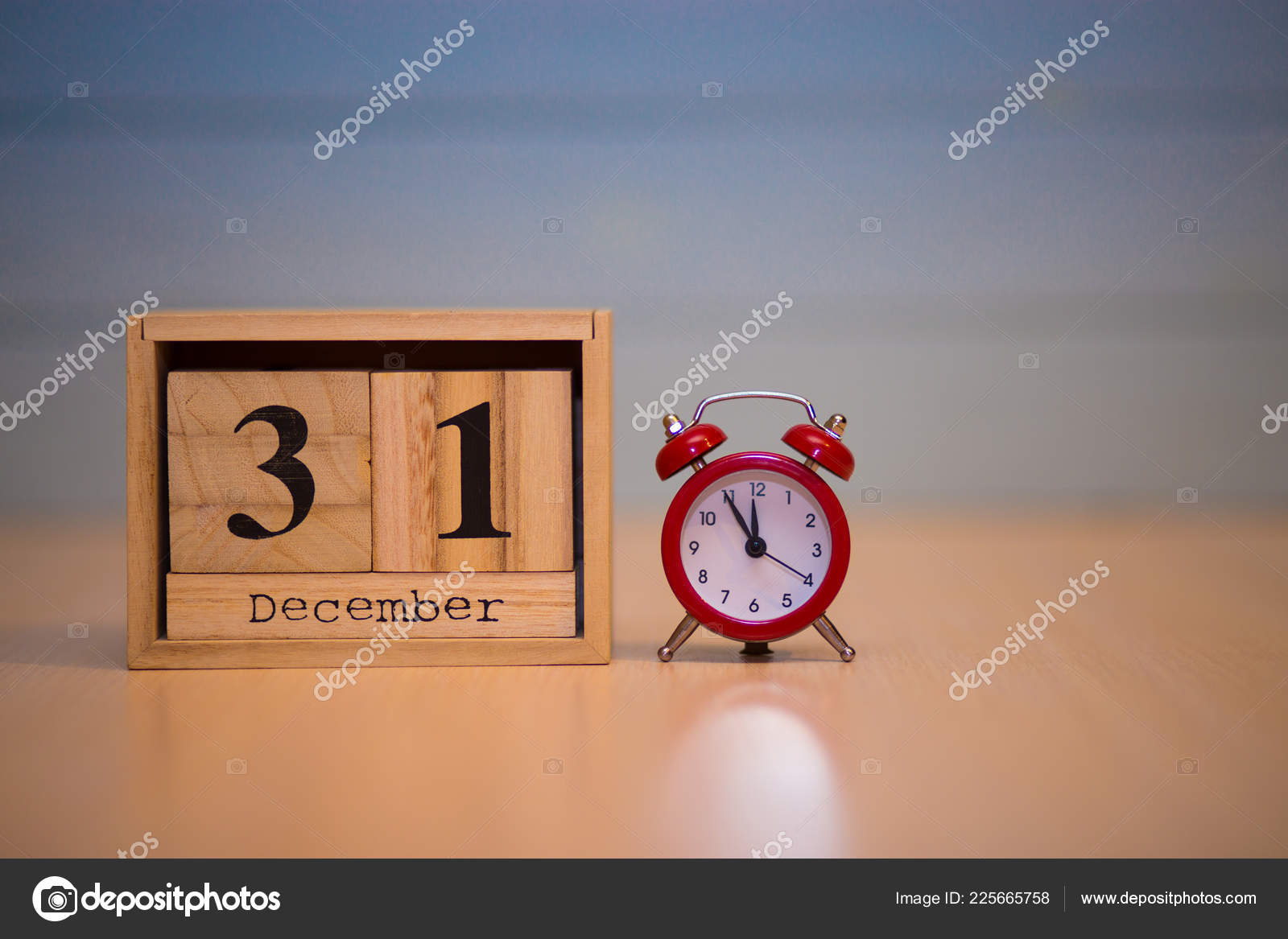 12月31日设置在木日历和红色闹钟与蓝色背景 图库照片 C Svetikpash Mail Ru 12月31日设置在木日历和红色闹钟与蓝色背景 图库照片 C Svetikpash Mail Ru