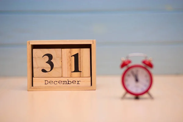 Diciembre Fijado Calendario Madera Despertador Rojo Con Fondo Azul —  Fotos de Stock