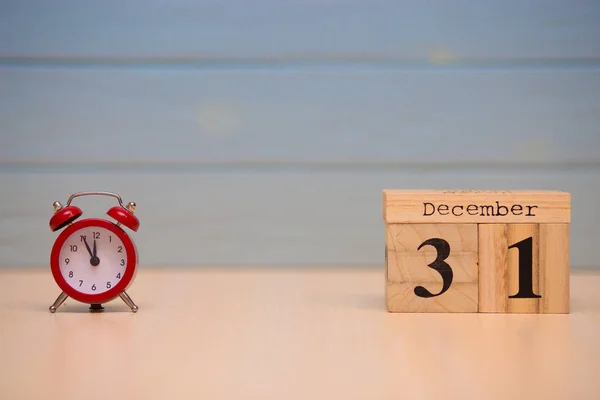 Diciembre Fijado Calendario Madera Despertador Rojo Con Fondo Azul — Foto de Stock