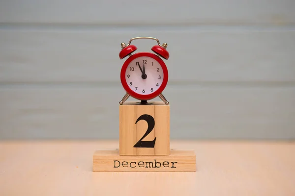 Diciembre Conjunto Calendario Madera Despertador Rojo Con Fondo Azul Cara —  Fotos de Stock