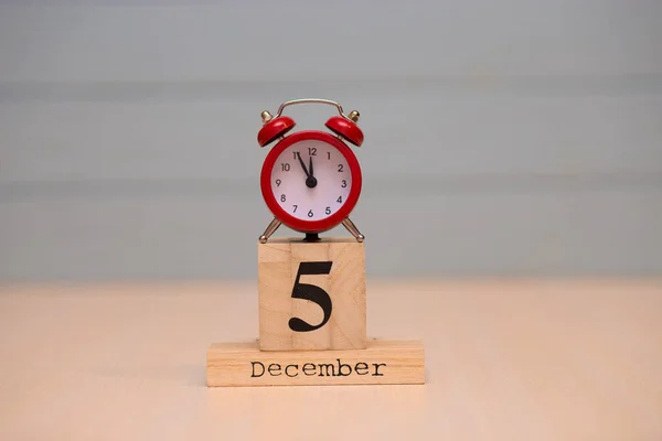 Diciembre Conjunto Calendario Madera Despertador Rojo Con Fondo Azul Reloj —  Fotos de Stock