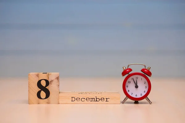 Diciembre Conjunto Calendario Madera Despertador Rojo Con Fondo Azul Cara —  Fotos de Stock