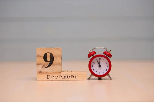 Diciembre Fijado Calendario Madera Despertador Rojo Con Fondo Azul Cara —  Fotos de Stock