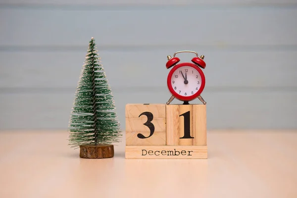 Yeni Yıl Ağacı Mavi Arka Plan Üzerinde Kırmızı Çalar Saat — Stok fotoğraf