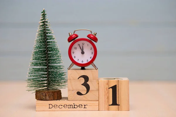Dezembro Definido Calendário Madeira Com Árvore Ano Novo Despertador Vermelho — Fotografia de Stock