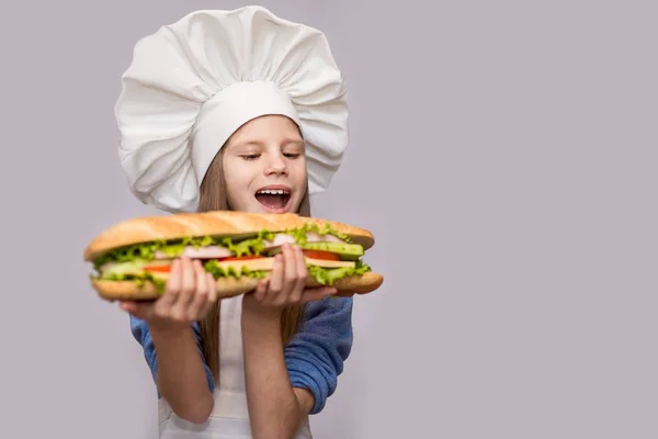 Gelukkig Klein Meisje Met Hotdog Chef Kok Uniforme Geïsoleerd Een — Stockfoto