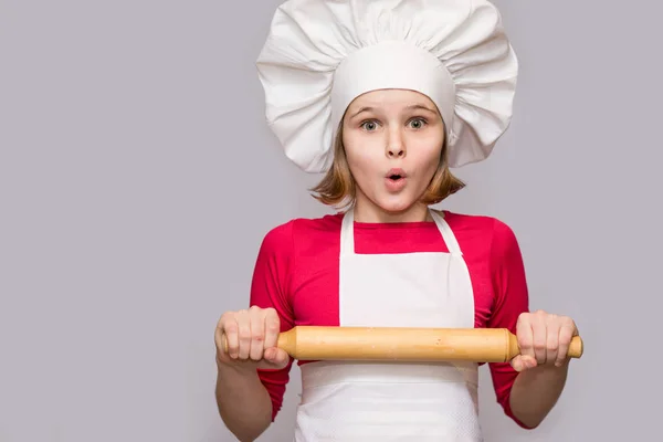 Crianças Cozinham Menina Uniforme Chef Com Rosto Surpreso Detém Rolo — Fotografia de Stock