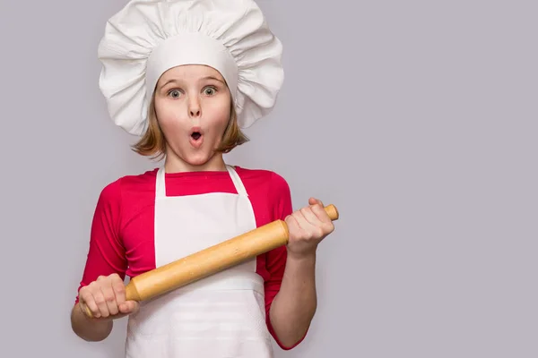 Crianças Cozinham Menina Uniforme Chef Com Rosto Surpreso Detém Rolo — Fotografia de Stock