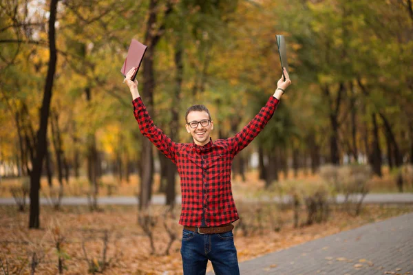 Young Opgewonden Student Gelukkig Dat Doorgegeven Examens Man Verhogen Handen — Stockfoto