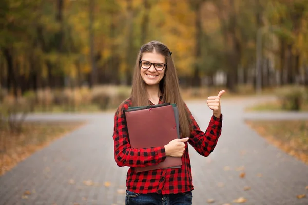 Νεαρή Γυναίκα Χαμογελαστή Φοιτητής Φακέλους Έννοια Της Γνώσης Πανεπιστημιακής Εκπαίδευσης — Φωτογραφία Αρχείου
