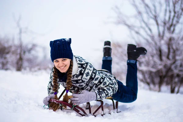 Fröhliche Junge Frau Hat Spaß Auf Schlitten Bei Verschneitem Wetter — Stockfoto