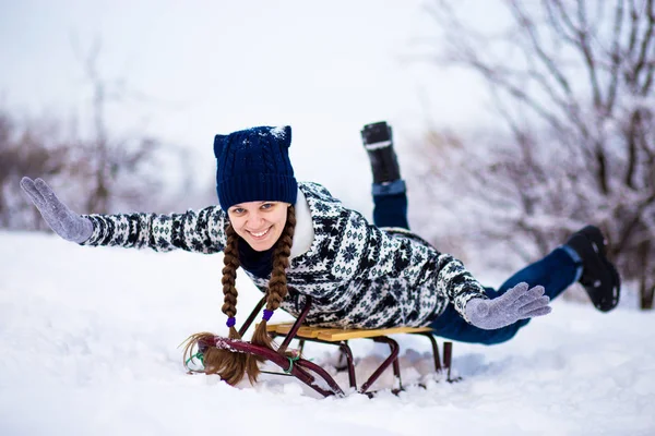 Joven Alegre Divirtiéndose Trineo Clima Nevado — Foto de Stock