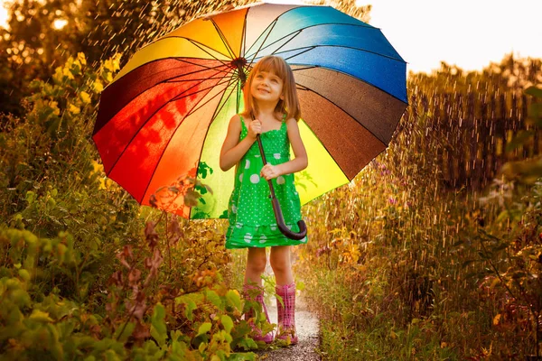 Felice Passeggiata Bambina Con Ombrello Multicolore Sotto Pioggia Autunnale — Foto Stock