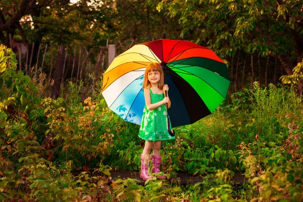 Boldog Gyermek Lány Séta Többszínű Esernyő Alá Őszi Eső — Stock Fotó
