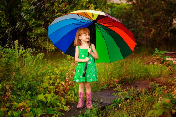 Felice Passeggiata Bambina Con Ombrello Multicolore Sotto Pioggia Autunnale — Foto Stock