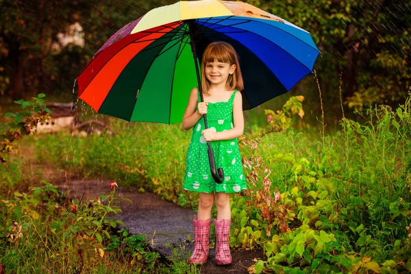 Fröhliches Kindermädchen Spaziert Mit Buntem Regenschirm Herbstregen — Stockfoto