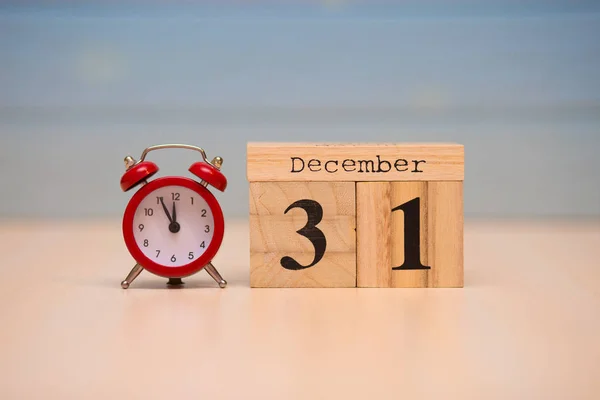 Aralık Ahşap Takvim Mavi Arka Plan Ile Kırmızı Alarm Saati — Stok fotoğraf