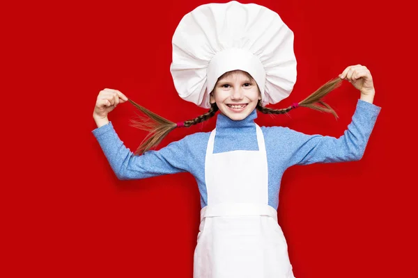 Retrato Niña Hermosa Forma Cocinero Aislado Rojo Chef Niños Concepto — Foto de Stock