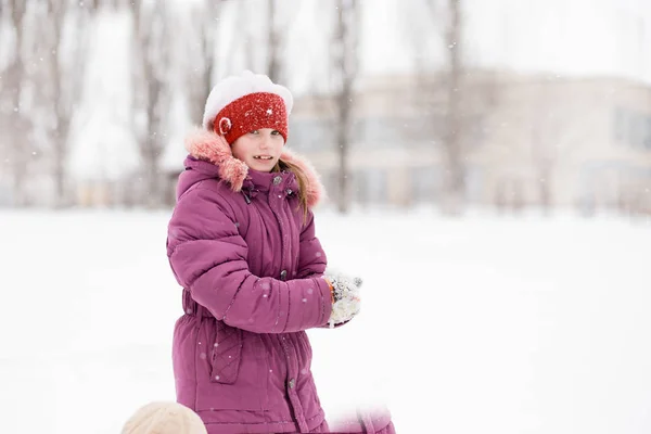 Kar Park Yürüyordunuz Sevimli Küçük Kız Kış — Stok fotoğraf