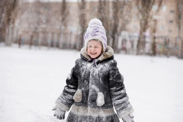 Милая Маленькая Девочка Покрытая Снегом Веселится Зимнем Парке Зимой — стоковое фото