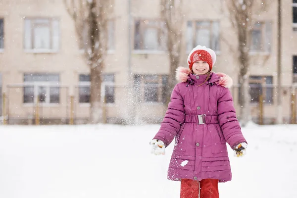 Милая Маленькая Девочка Гуляет Снежному Парку Зимой — стоковое фото