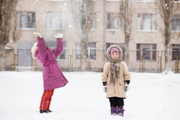 Crianças Engraçadas Brincando Rindo Parque Inverno Nevado Irmãs Felizes — Fotografia de Stock