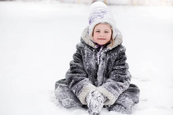 Nettes Kleines Mädchen Mit Schnee Bedeckt Hat Spaß Winterpark Winterzeit — Stockfoto