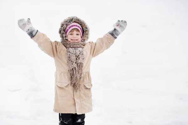 Petite Fille Mignonne Marchant Dans Parc Neige Hiver — Photo