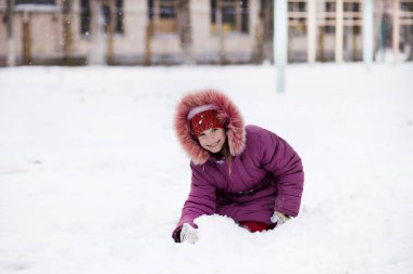 Kar Park'ta yürüyordunuz sevimli küçük kız kış