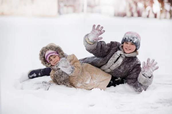 Śmieszne Dzieci Gry Śmiejąc Się Snowy Zimowych Park Siostry Szczęśliwy — Zdjęcie stockowe